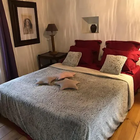 Holiday home Maison De Charme Avec Piscine Et Jacuzzi Au Dessus De La Riviere Malarce-sur-la-Thines